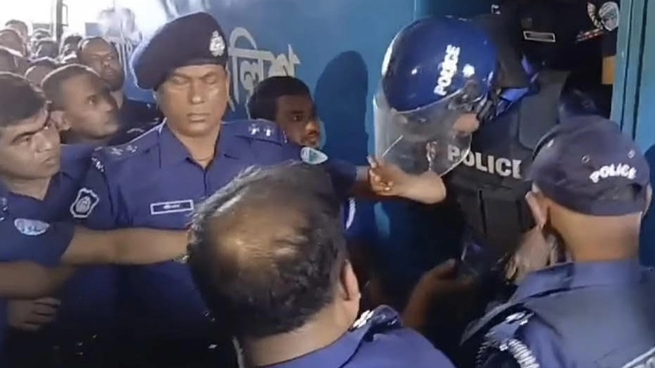 পুলিশ ভ্যান থেকে আদালতে তোলা হচ্ছে আসামিদের। ছবি : কালবেলা