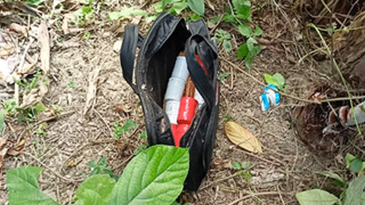 রাস্তার পাশে পড়ে আছে ব্যাগভর্তি বোমাসদৃশ বস্তু। ছবি : সংগৃহীত