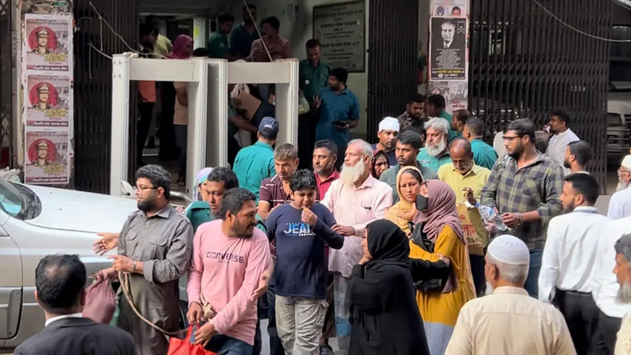 গ্রেপ্তার হওয়া ৪২ আসামি। ছবি : কালবেলা