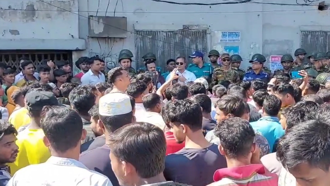গাজীপুরে ঢাকা-ময়মনসিংহ মহাসড়ক অবরোধের একটি চিত্র। ছবি : কালবেলা