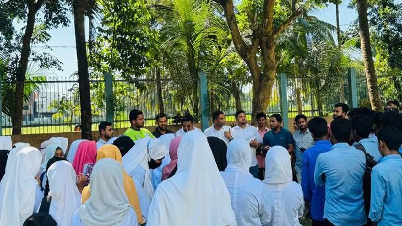 ফটিকছড়ির বিভিন্ন শিক্ষাপ্রতিষ্ঠানে ছাত্রদলের মতবিনিময় সভা। ছবি : কালবেলা
