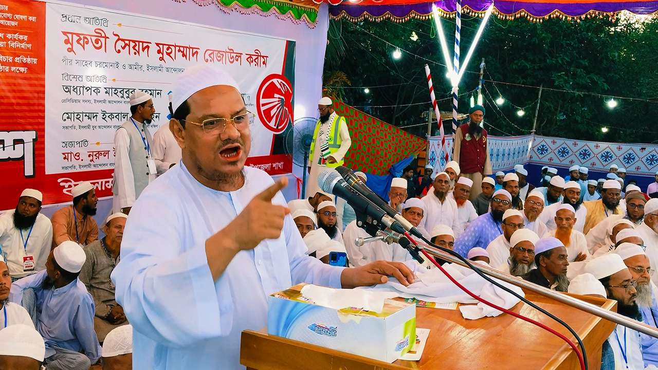 হাতিয়া উপজেলা পরিষদে গণসমাবেশে মুফতি সৈয়দ মুহাম্মাদ রেজাউল করীম। ছবি : কালবেলা