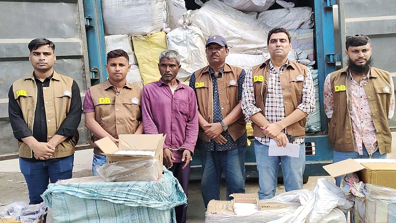 নরসিংদীতে বিপুল অবৈধ ভারতীয় প্রসাধনীসহ একজন আটক। ছবি : কালবেলা