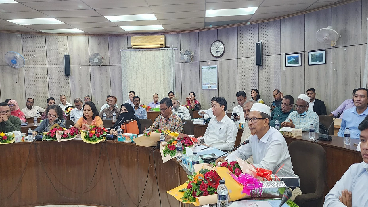 পার্বত্য চট্টগ্রামবিষয়ক মন্ত্রণালয়ের অধীনে বান্দরবান জেলা পরিষদের চেয়ারম্যান ও সদস্যদের দায়িত্ব গ্রহণ। ছবি : কালবেলা