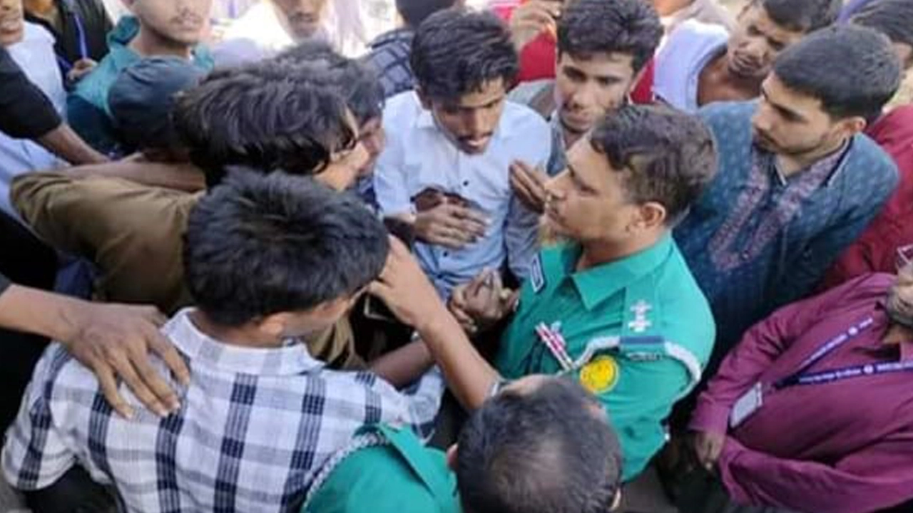 পরিস্থিতি নিয়ন্ত্রণে বিক্ষোভকারীদের সরিয়ে দেয় পুলিশ। ছবি : সংগৃহীত