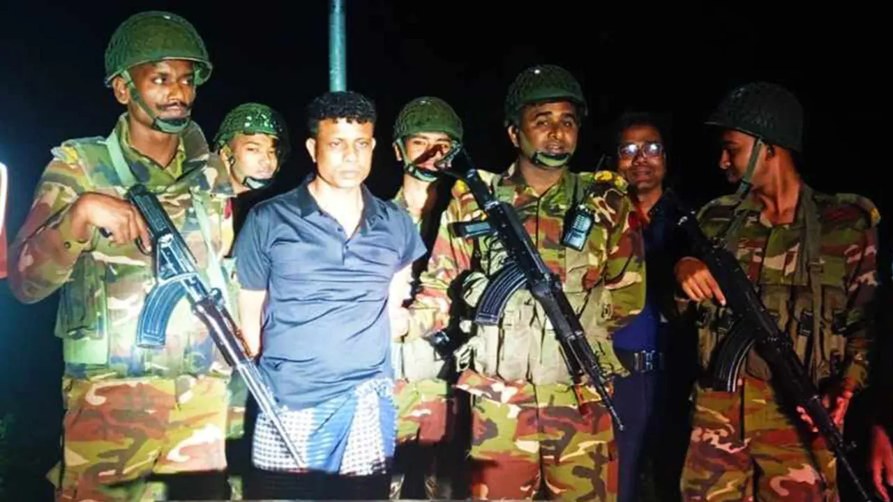 যৌথ বাহিনীর হাতে আটক মাদক ব্যবসায়ী সোহাগ হোসেন। ছবি : কালবেলা