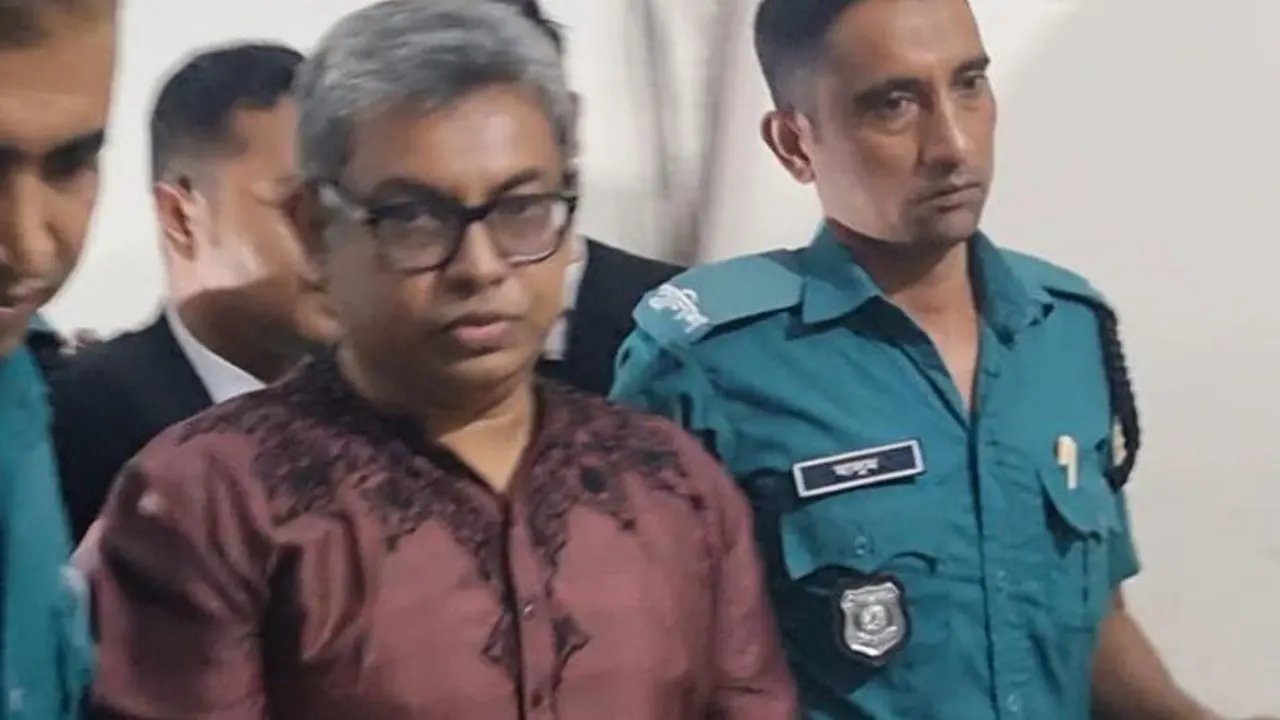 আদালতে তোলার সময় ড. সোহাগ। ছবি : কালবেলা