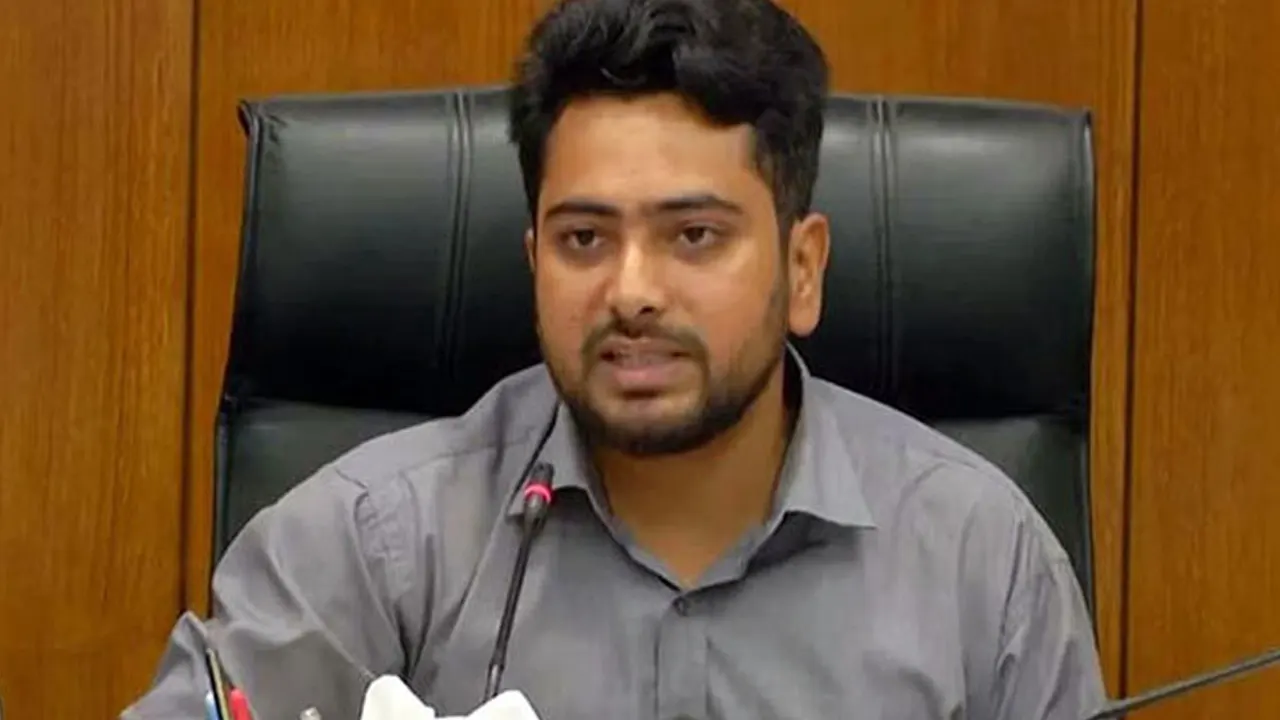 তথ্য উপদেষ্টা নাহিদ ইসলাম। ছবি : সংগৃহীত