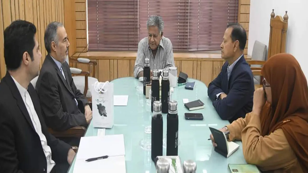 নৌপরিবহন উপদেষ্টা ব্রিগেডিয়ার জেনারেল (অব:) ড. এম সাখাওয়াত হোসেনের সঙ্গে সৌজন্য সাক্ষাৎ করেন ইরানের রাষ্ট্রদূত মানসুর চাভুশি। ছবি : পিআইডি