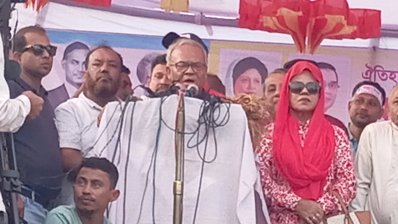নোয়াখালীতে সমাবেশে বক্তব্য দেন রুহুল কবির রিজভী। ছবি : কালবেলা