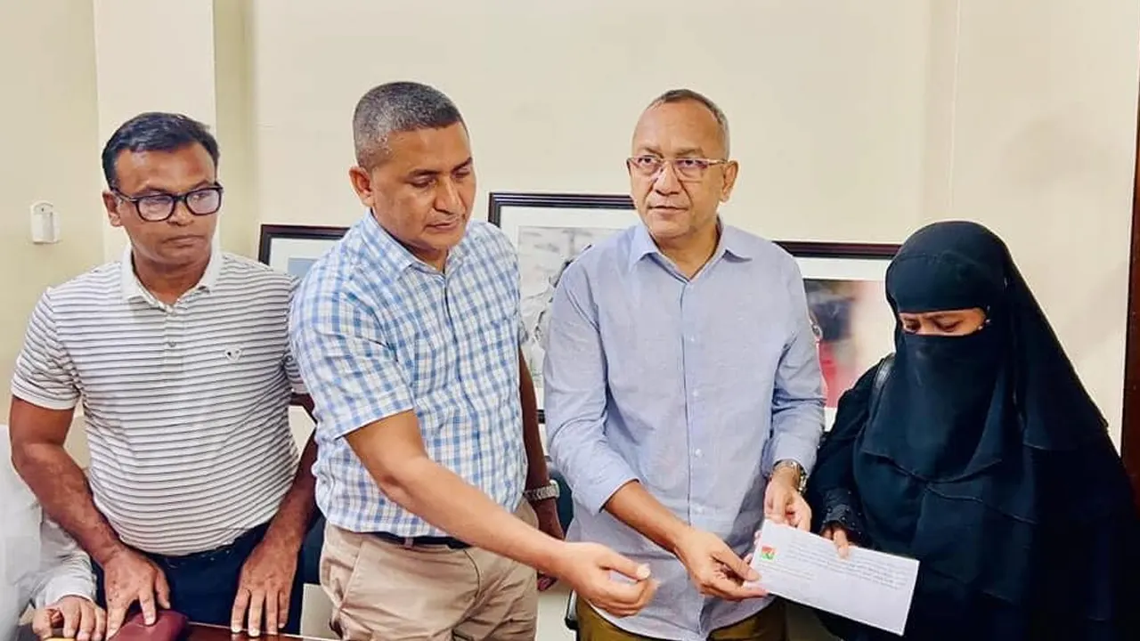 তারেক রহমানের পক্ষ থেকে ‘শহীদ’ নবিনের স্ত্রীর হাতে আর্থিক সহায়তা তুলে দেন যুবদলের সভাপতি আবদুল মোনায়েম মুন্না ও সাধারণ সম্পাদক মোহাম্মদ নূরুল ইসলাম নয়ন। ছবি : কালবেলা