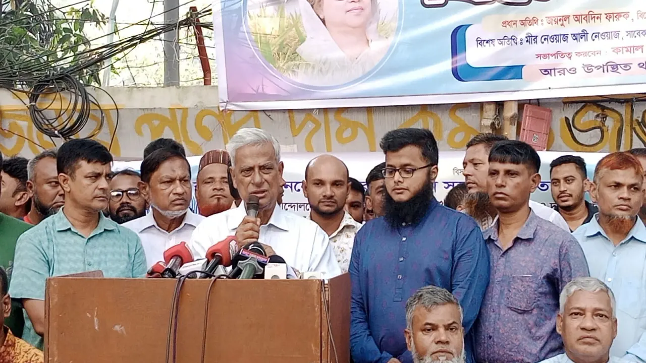 জাতীয় প্রেস ক্লাবের সামনে গণতান্ত্রিক পরিষদের উদ্যোগে আয়োজিত বিক্ষোভ সমাবেশে কথা বলেন জয়নুল আবদিন ফারুক। ছবি : কালবেলা