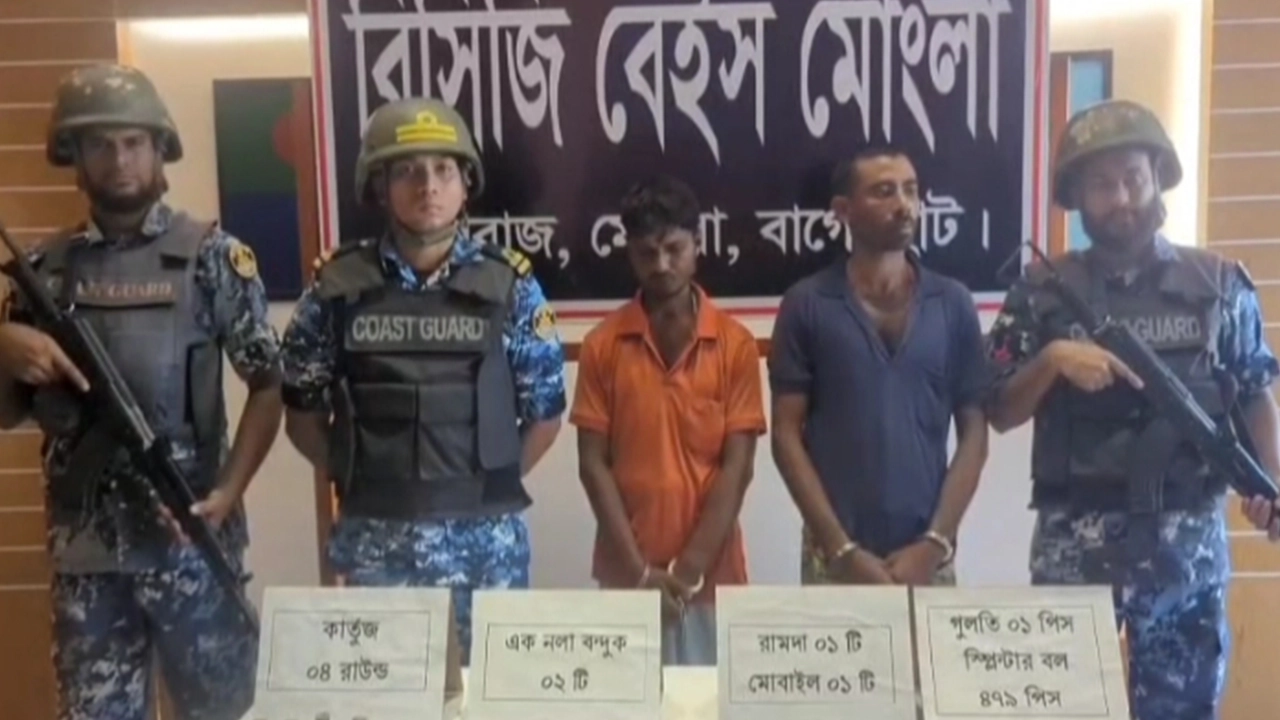 অস্ত্র-গুলিসহ সুন্দরবনে জলদস্যু বাহিনীর প্রধানসহ দুজন গ্রেপ্তার। ছবি : কালবেলা