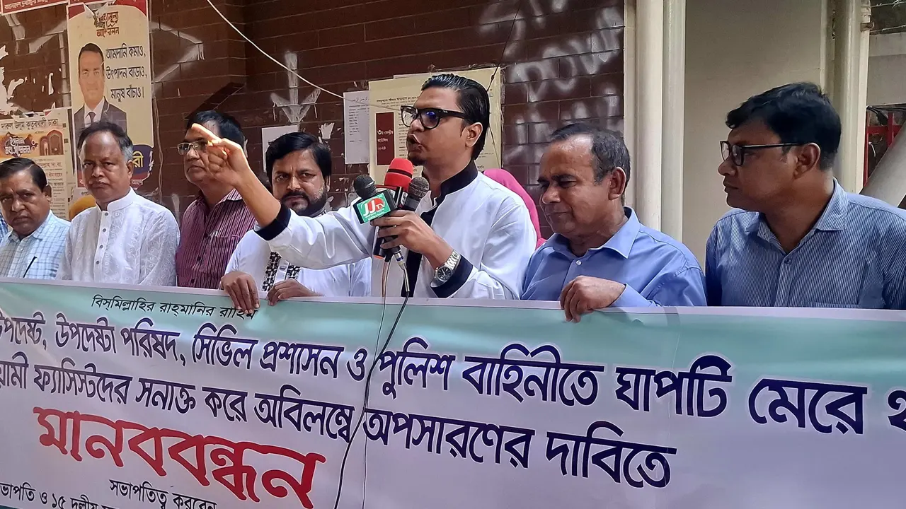 জাতীয় প্রেস ক্লাবের সামনে বাংলাদেশ ইয়ুথ ফোরাম আয়োজিত এক মানববন্ধনে প্রধান অতিথির বক্তব্য দেন রাশেদ প্রধান। ছবি : সংগৃহীত