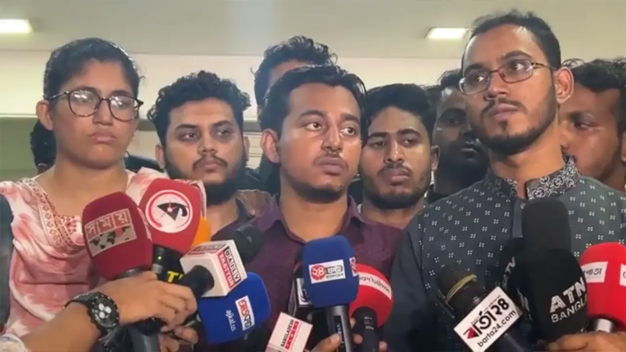 বৈঠক শেষে সাংবাদিকদের সঙ্গে কথা বলেন হাসনাত আব্দুল্লাহ। ছবি : সংগৃহীত