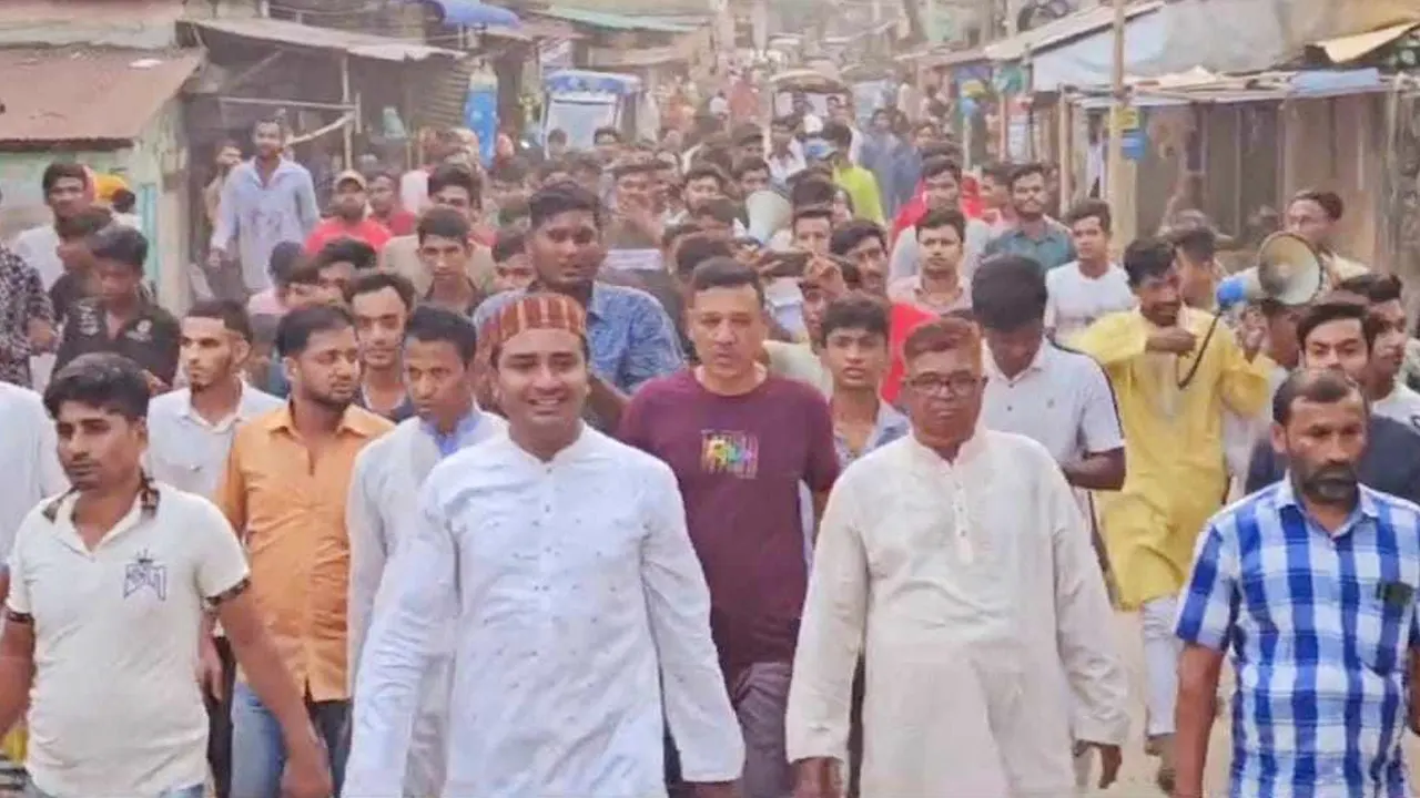 সাভারে বিএনপি নেতার ওপর হামলার প্রতিবাদে বিক্ষোভ করেছে স্থানীয়রা। ছবি : কালবেলা