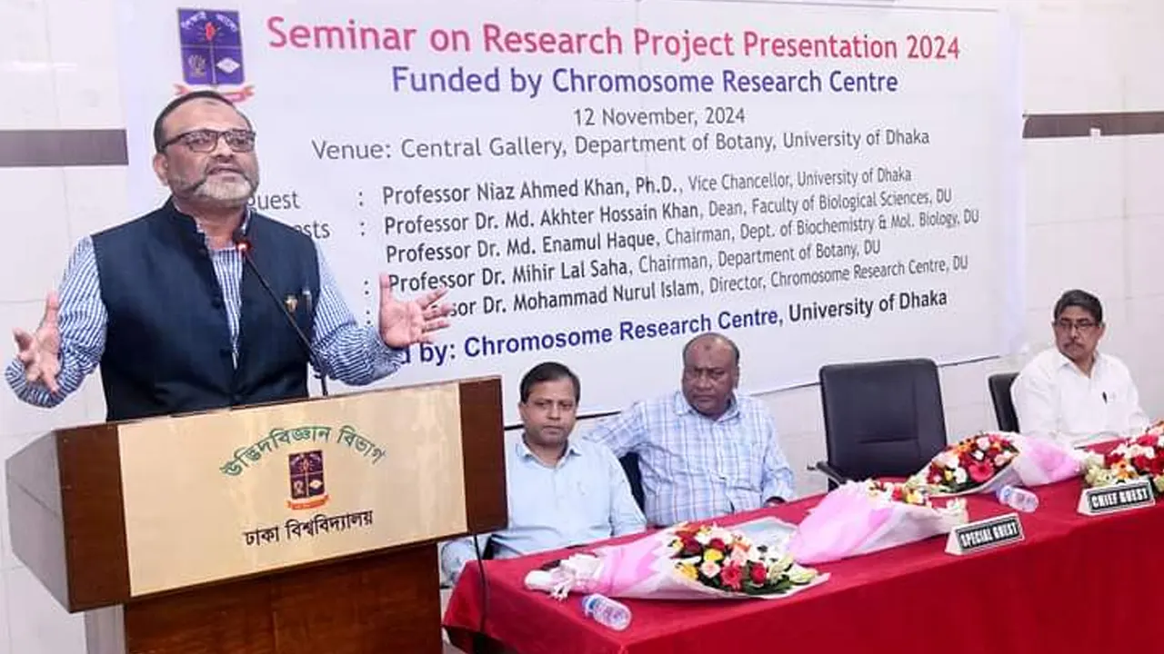 বক্তব্য রাখেন ঢাকা বিশ্ববিদ্যালয়ের উপাচার্য অধ্যাপক ড. নিয়াজ আহমদ খান। ছবি : কালবেলা