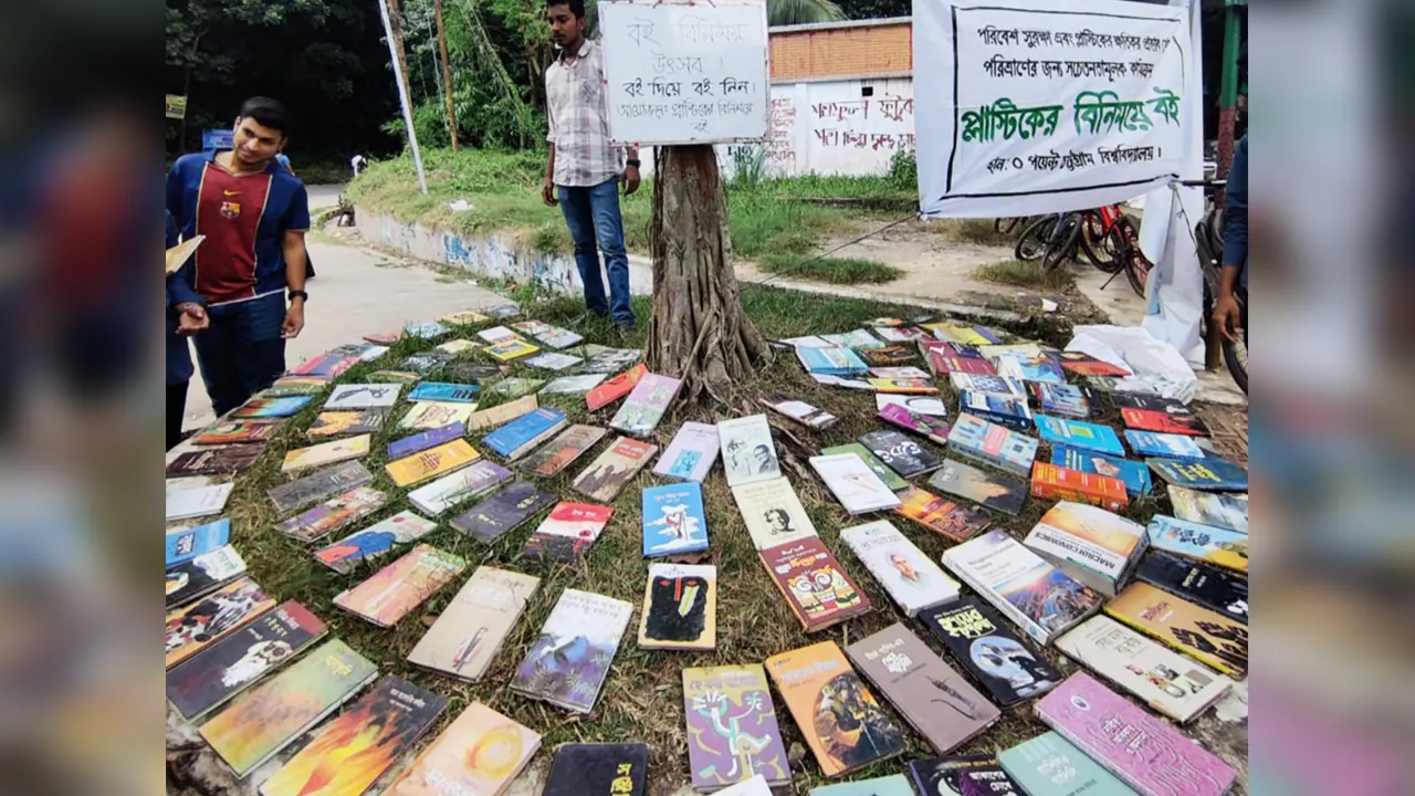 চট্টগ্রাম বিশ্ববিদ্যালয়ে বই বিনিময় উৎসব। ছবি : কালবেলা