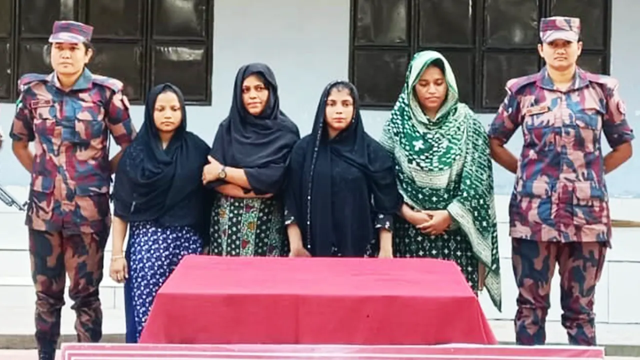 বিজিবির হাতে আটক চার নারী। ছবি : সংগৃহীত
