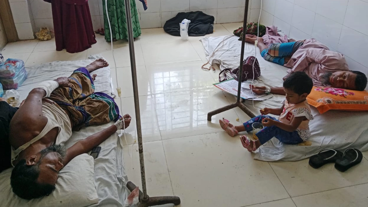 হাসপাতালে চিকিৎসা নেন আহতরা। ছবি : কালবেলা