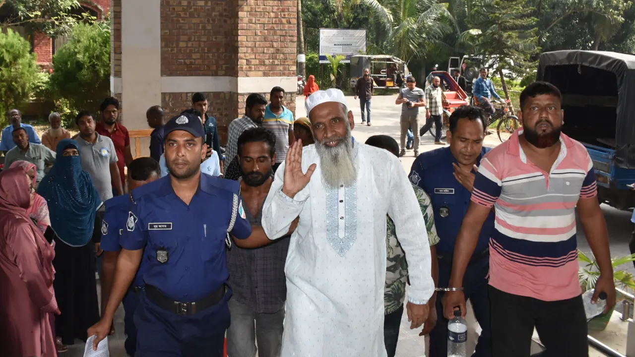 যশোর জেলা আওয়ামী লীগের সহসভাপতি আব্দুল খালেককে আদালতে সোপর্দ করে পুলিশ। ছবি : কালবেলা