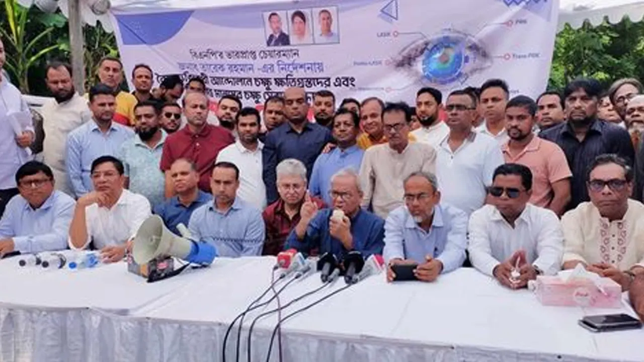 চক্ষুসেবা ক্যাম্পের উদ্বোধনকালে রুহুল কবির রিজভী বক্তব্য রাখছেন। ছবি : কালবেলা