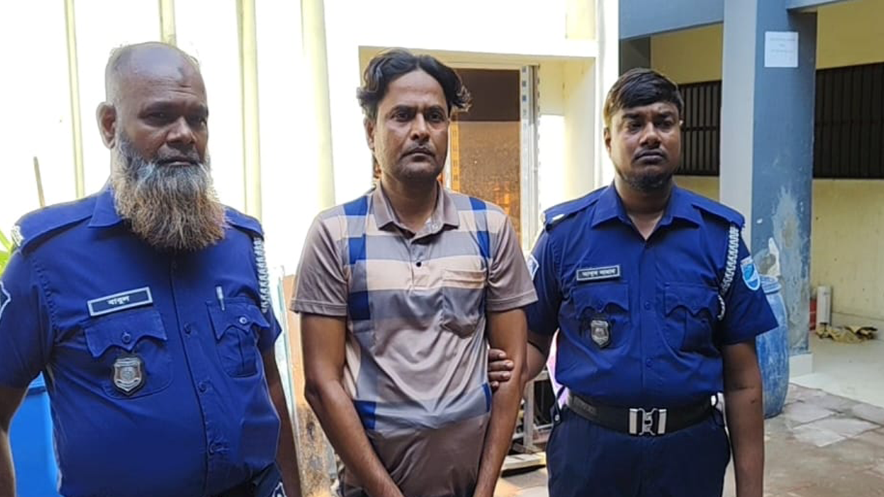 পুলিশের হাতে গ্রেপ্তার যুবলীগ নেতা। ছবি : কালবেলা
