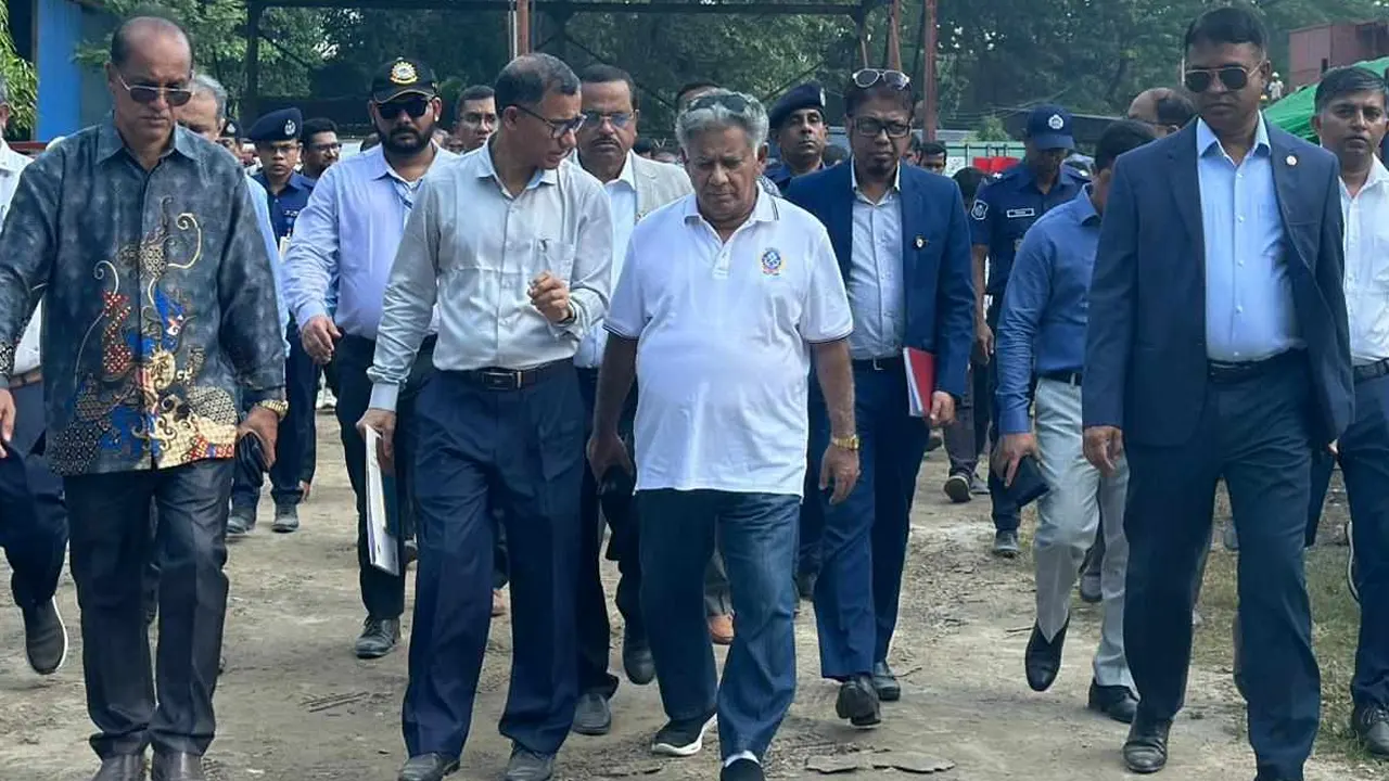 কর্ণফুলী শিপইয়ার্ড পরিদর্শনে নৌপরিবহন উপদেষ্টা ব্রিগেডিয়ার জেনারেল (অব:) ড. এম সাখাওয়াত হোসেন। ছবি : কালবেলা