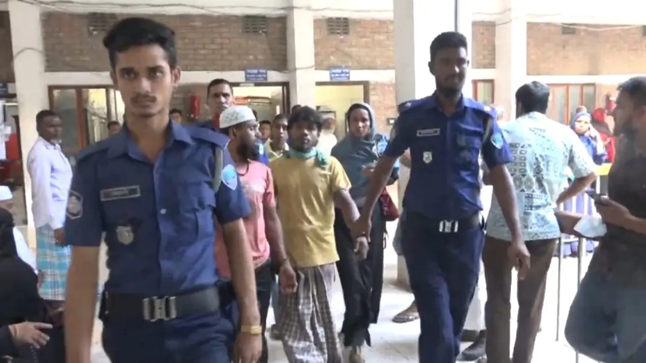 কারাদণ্ডপ্রাপ্ত যুবককে আদালত থেকে কারাগারে নিয়ে যাচ্ছে পুলিশ। ছবি : কালবেলা