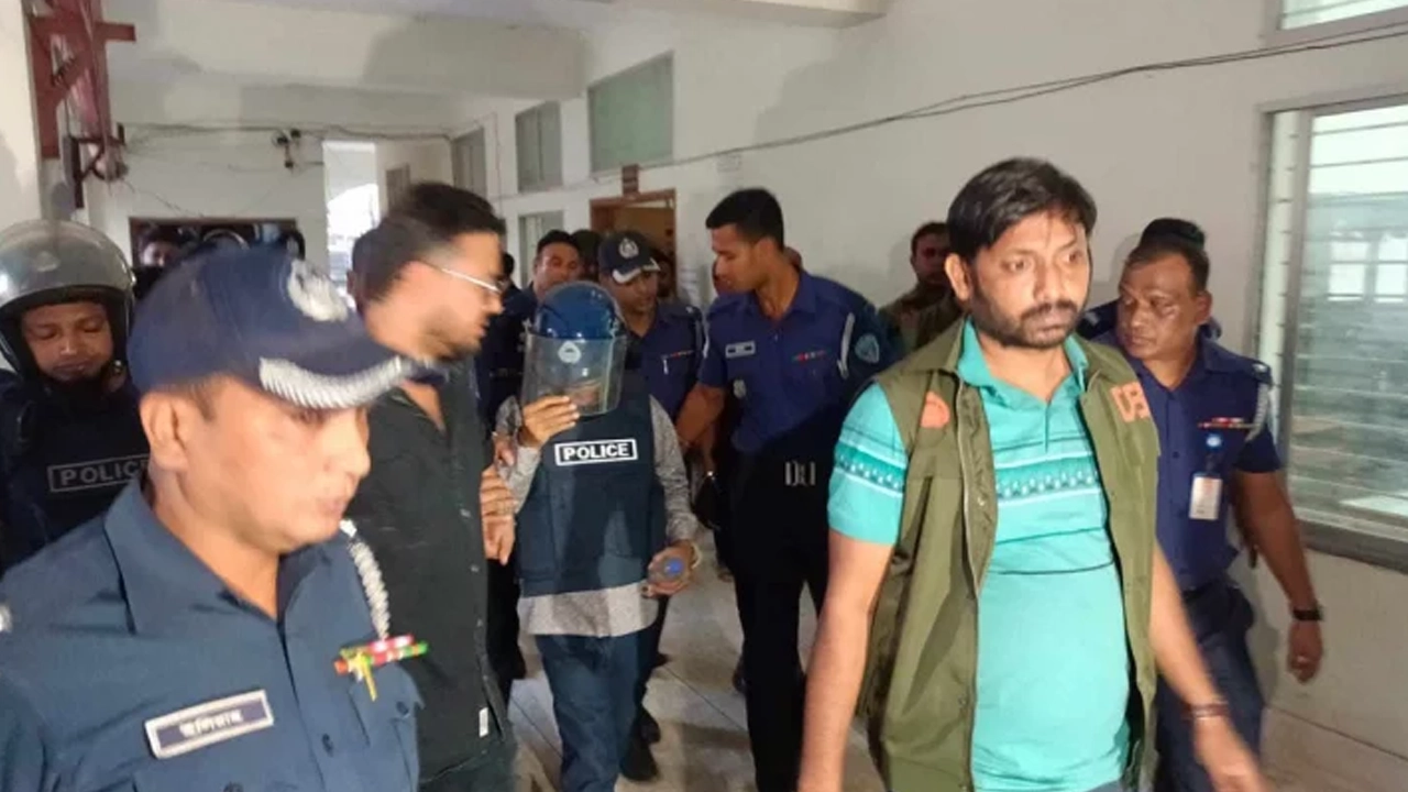 কুমিল্লা আদালত প্রাঙ্গণে সাবেক আইজিপি শহিদুল হকসহ অন্যরা। ছবি : সংগৃহীত