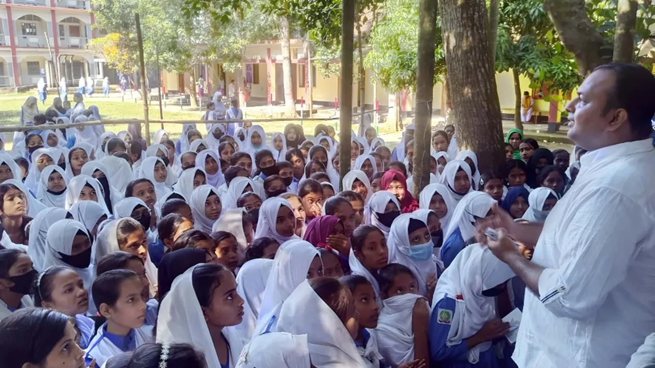 ৩১ দফা বস্তবায়নের লক্ষ্যে শিক্ষার্থীদের জনমতের জন্য লিফলেট বিতরণ করেন কেন্দ্রীয় ছাত্রদলের সহসভাপতি সোহেল রানা। ছবি : কালবেলা