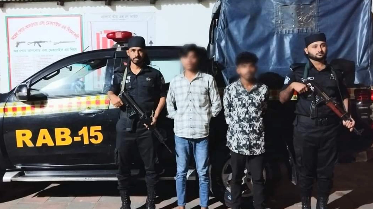 কক্সবাজারের রামুতে অপহৃত শিশু উদ্ধারের ঘটনায় অপহরণকারী চাচাসহ গ্রেপ্তার দুই যুবক। ছবি : কালবেলা