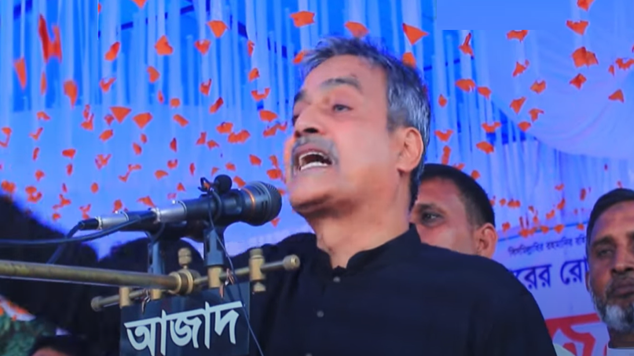 চাঁপাইনবাবগঞ্জে সমাবেশে বক্তব্য দেন হারুনুর রশীদ। ছবি : সংগৃহীত