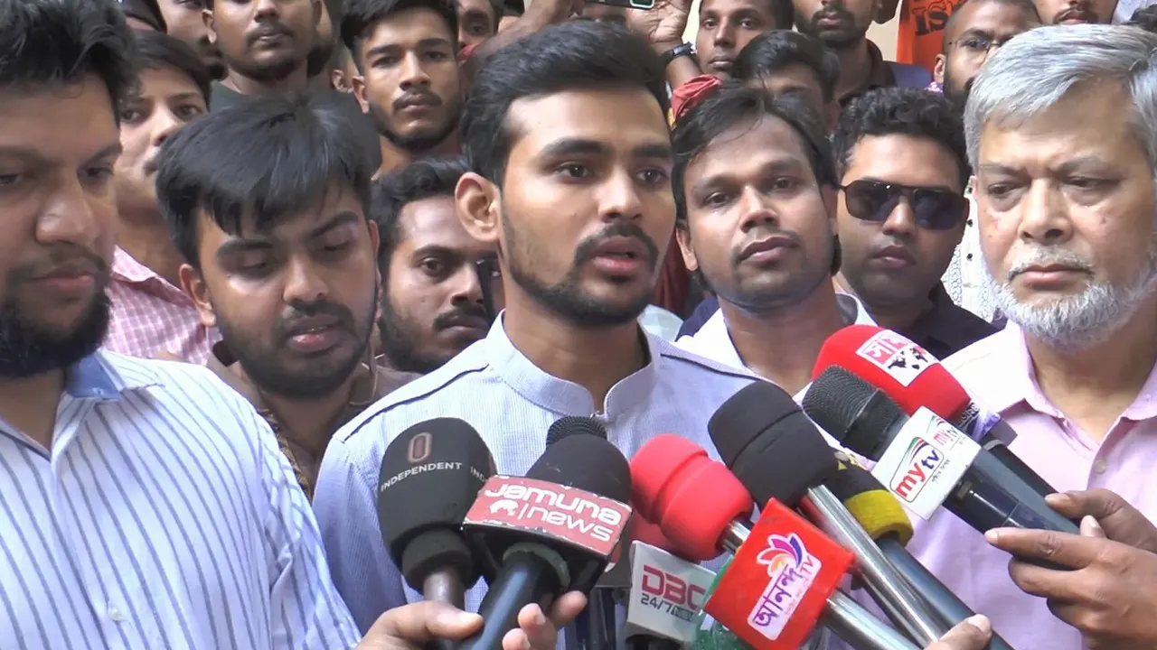 সাংবাদিকদের সঙ্গে উপদেষ্টা আসিফ মাহমুদ সজীব ভূঁইয়া। ছবি : কালবেলা