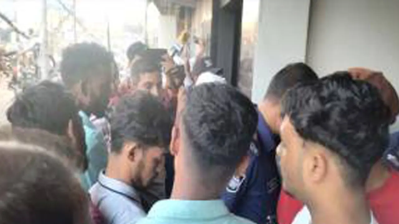 ন্যাশনাল ব্যাংকের প্রধান ফটকে তালা লাগিয়ে বিক্ষোভ করেন গ্রাহকরা। ছবি : সংগৃহীত