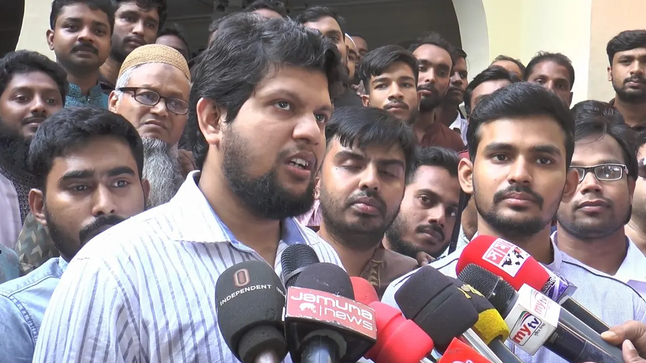 সাংবাদিকদের সঙ্গে কথা বলছেন অন্তর্বর্তী সরকারের উপদেষ্টা মাহফুজ আলম। ছবি : কালবেলা