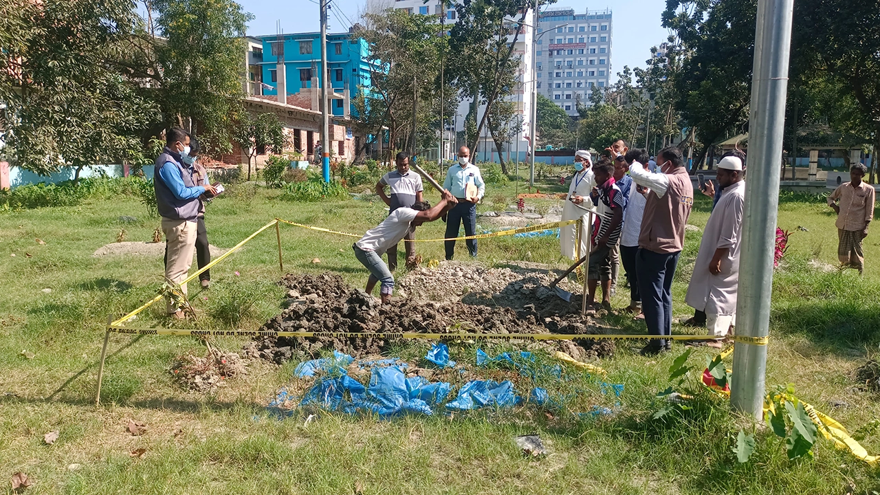 ময়মনসিংহে বৈষম্যবিরোধী ছাত্র আন্দোলনে নিহত মাহিন-রাজুর লাশ উত্তোলন। ছবি : কালবেলা