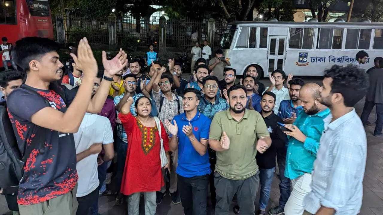প্রতিবাদী বিক্ষোভে শিক্ষার্থীরা। ছবি : কালবেলা