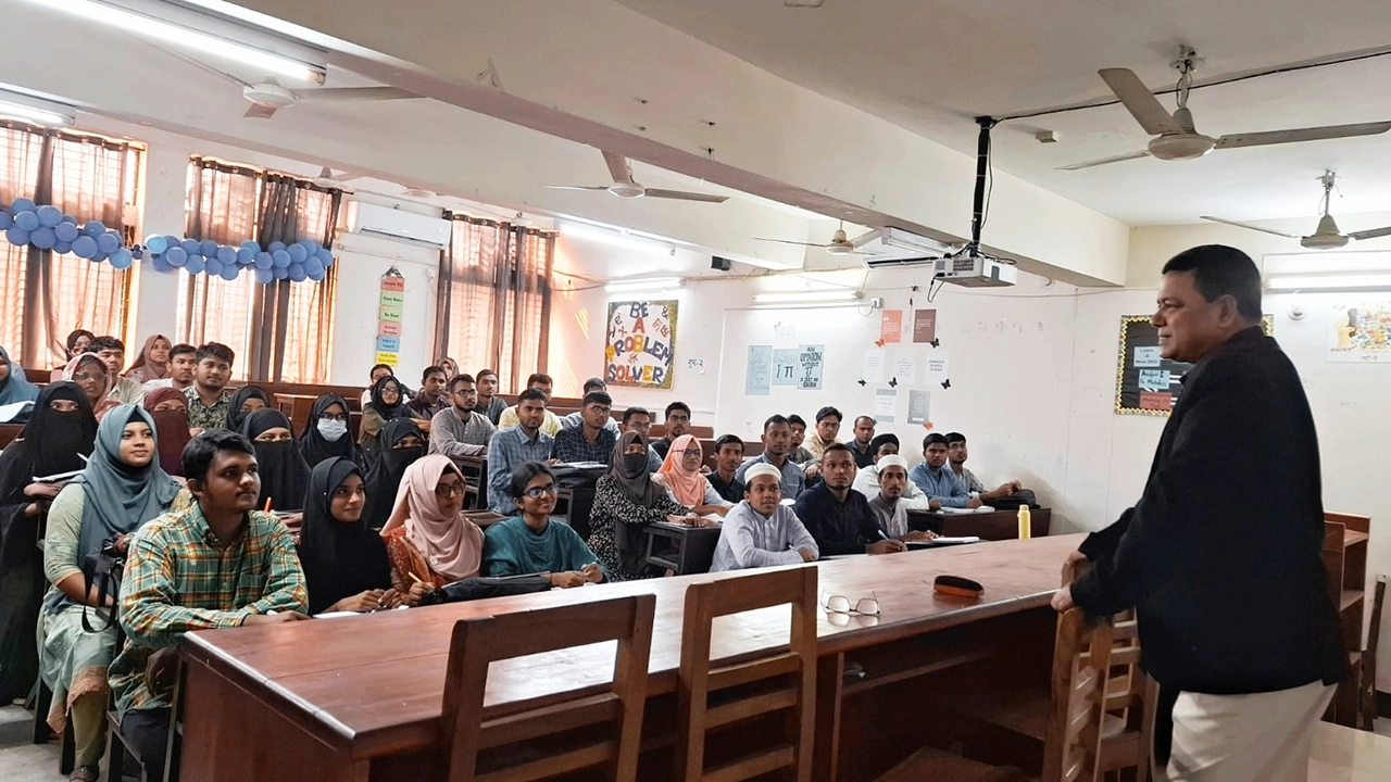 রংপুরে বিশ্ববিদ্যালয়ের ক্লাস নিচ্ছেন উপাচার্য প্রফেসর ড. শওকাত আলী। ছবি : কালবেলা