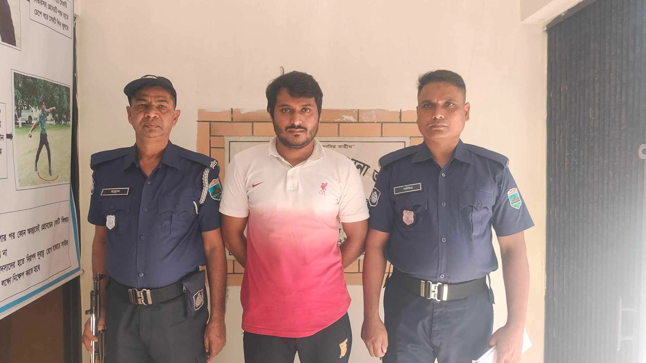 সিরাজগঞ্জে থানায় হামলা ও অগ্নিসংযোগের ঘটনায় ছাত্রলীগ নেতা গ্রেপ্তার। ছবি : কালবেলা