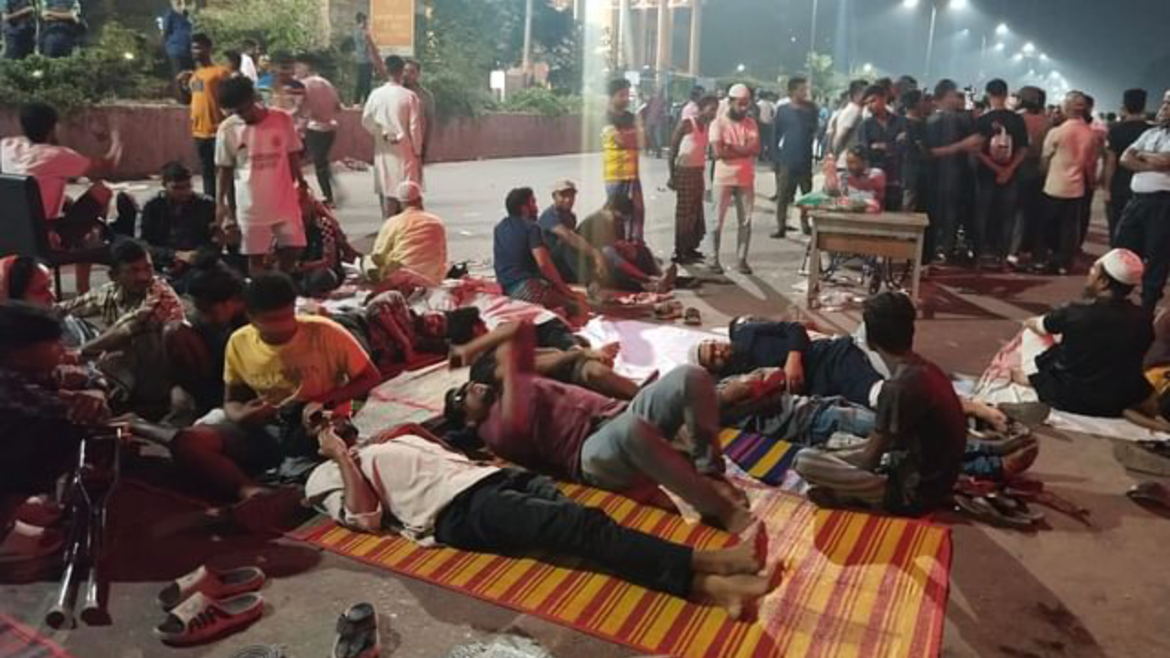সুচিকিৎসা ও পুনর্বাসনের দাবিতে জাতীয় অর্থোপেডিক হাসপাতাল ও পুনর্বাসন প্রতিষ্ঠানের (নিটোর) সামনের সড়কে অবস্থান নিয়েছেন জুলাই-আগস্ট গণঅভ্যুত্থানের আহতরা।ছবি : সংগৃহীত