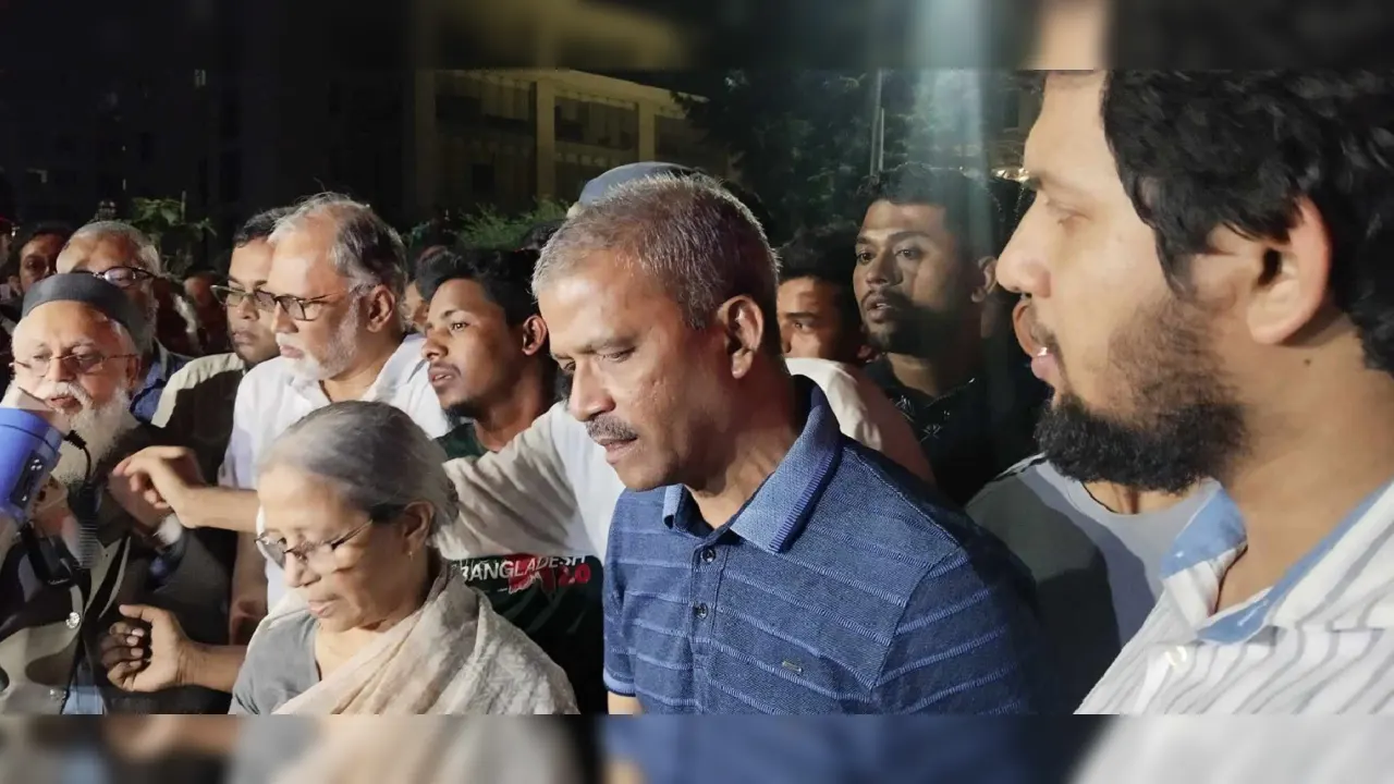 বুধবার দিবাগত রাত আড়াইটার দিকে বিক্ষুব্ধ আহত ব্যক্তিদের শান্ত করতে পঙ্গু হাসপাতালের সামনে যান অন্তর্বর্তী সরকারের চার জন উপদেষ্টা ও প্রতিমন্ত্রী পদমর্যাদার একজন সহকারী। ছবি : সংগৃহীত
