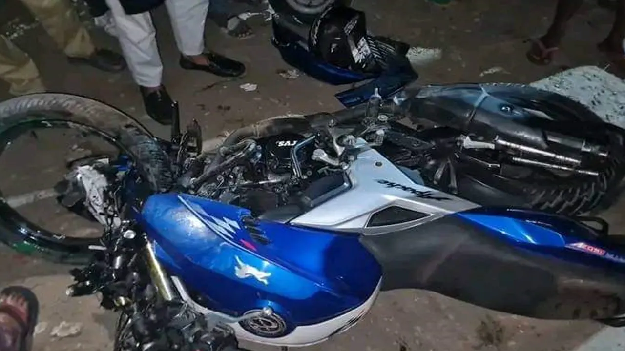 নিহত যুবকের দুর্ঘটনাকবলিত মোটরসাইকেল। ছবি : কালবেলা