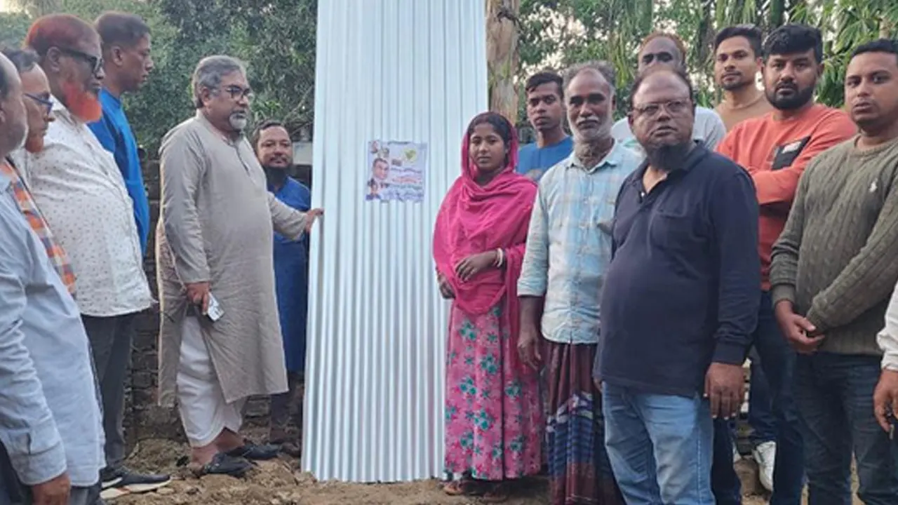 ঢেউটিন বিতরণ করেছেন সৈয়দ এমরান সালেহ প্রিন্স। ছবি : কালবেলা