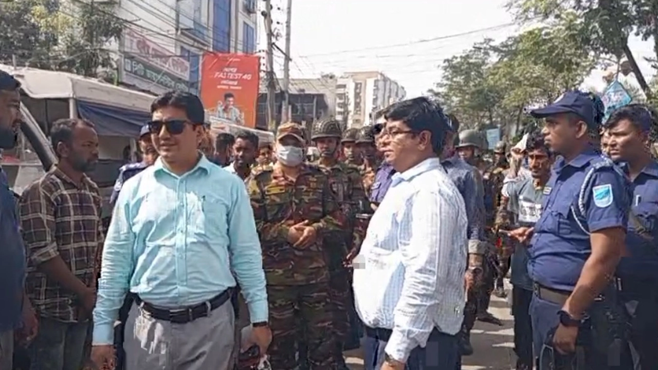 যানজট নিরসনে নারায়ণগঞ্জ শহরে সিটি করপোরেশনসহ ৫টি সংস্থার অভিযান। ছবি : কালবেলা