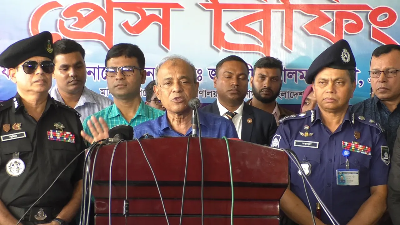 বরিশাল আইনশৃঙ্খলাসংক্রান্ত মতবিনিময় সভা শেষে সাংবাদিকদের সঙ্গে কথা বলেন স্বরাষ্ট্র উপদেষ্টা লেফটেন্যান্ট জেনারেল মো. জাহাঙ্গীর আলম চৌধুরী। ছবি : কালবেলা
