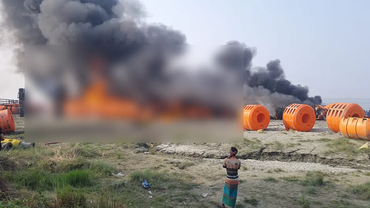 আরিচা ঘাটের বিআইডব্লিউটিএ ড্রেজার বেইজের পাইপে আগুন। ছবি : কালবেলা