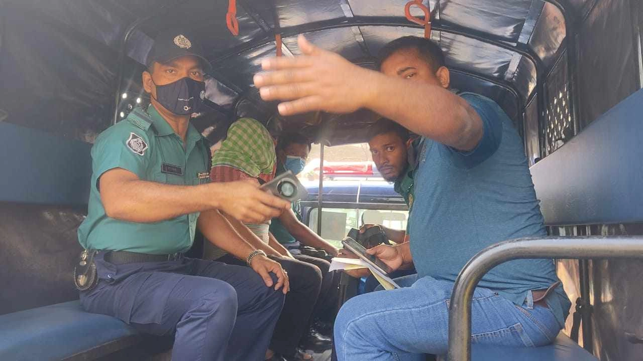 গামছা দিয়ে জুনাইদ আহমেদ পলকের মাথা ও মুখমণ্ডল বাঁধা। ছবি : কালবেলা