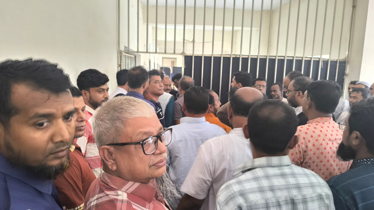 কিশোরগঞ্জের ভৈরবে আদালতে আ.লীগের ১৭ নেতাকর্মীর আত্মসমর্পণ। ছবি : কালবেলা