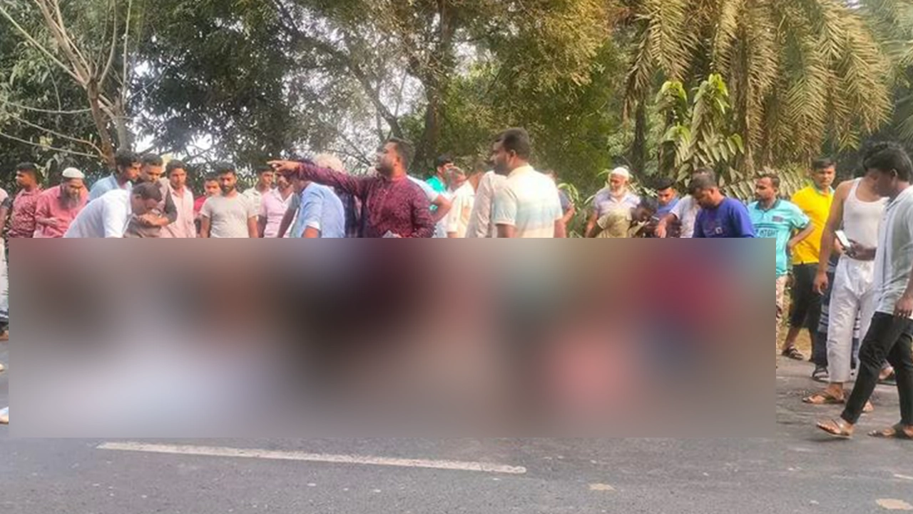 দুর্ঘটনাস্থলে স্থানীয়দের ভিড়। ছবি : কালবেলা